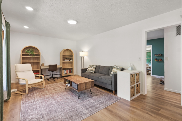 Listing Image 4