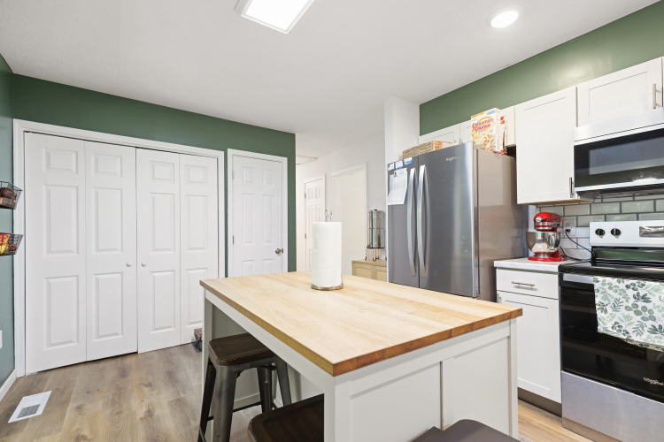 Listing Image 10