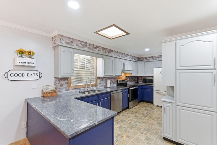 Listing Image 12