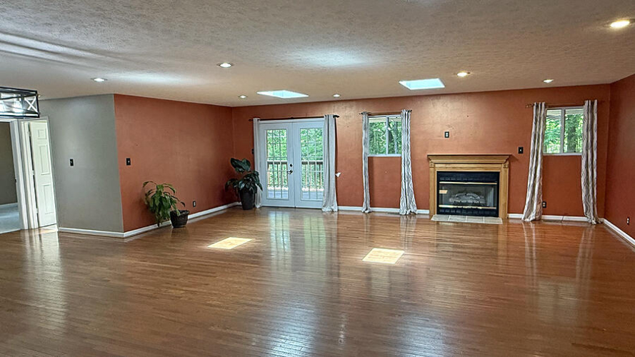 Listing Image 5