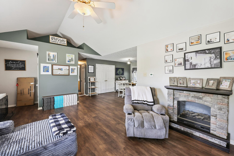 Listing Image 12