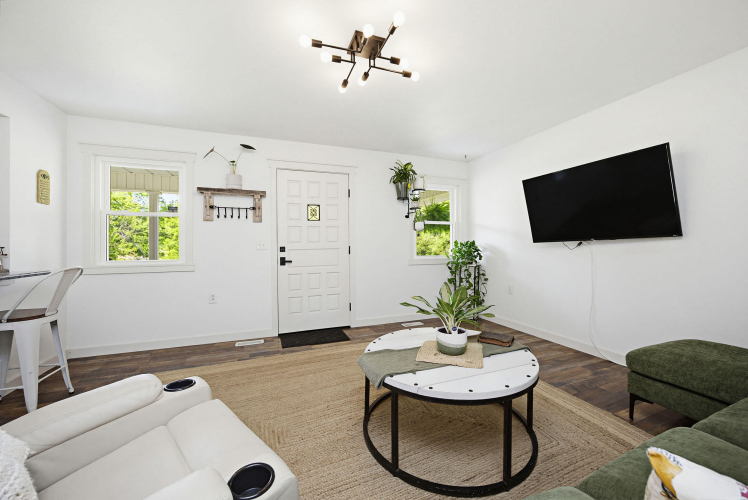 Listing Image 8