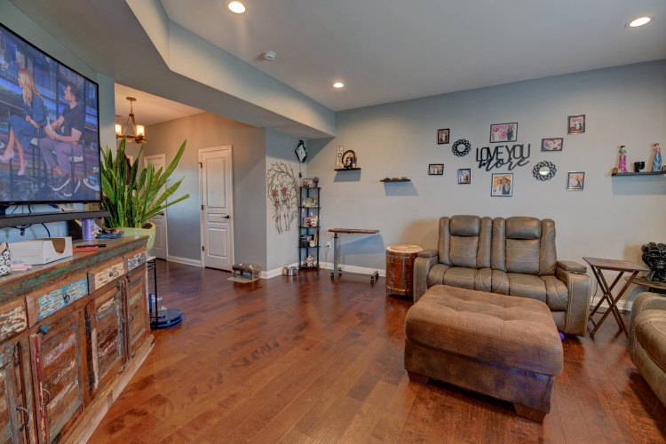 Listing Image 8