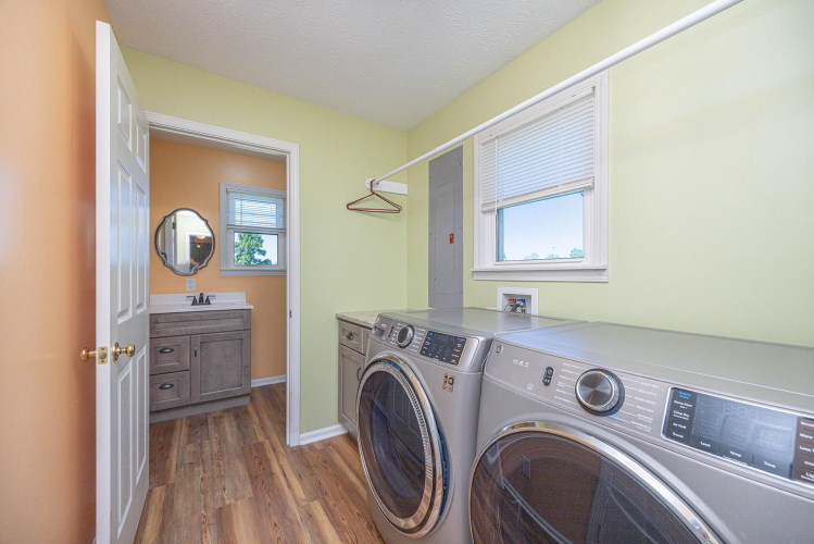Listing Image 11