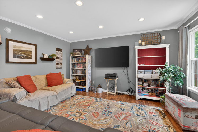 Listing Image 9