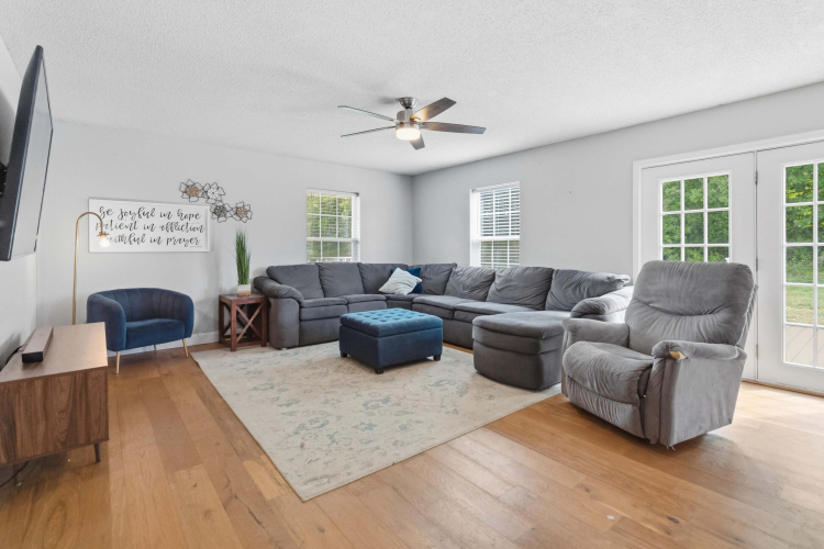 Listing Image 19