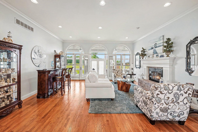 Listing Image 12