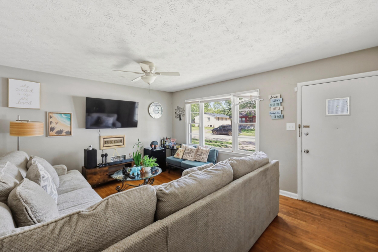 Listing Image 4