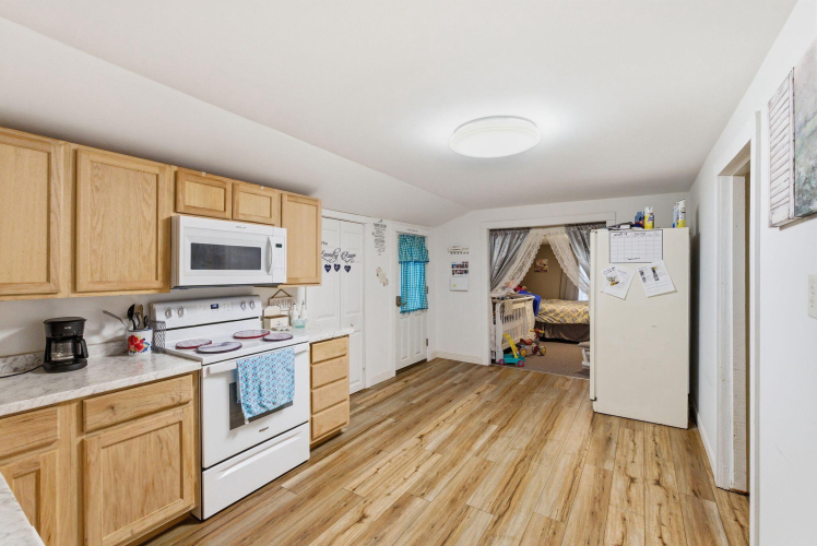Listing Image 4