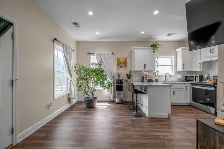 Listing Image 128