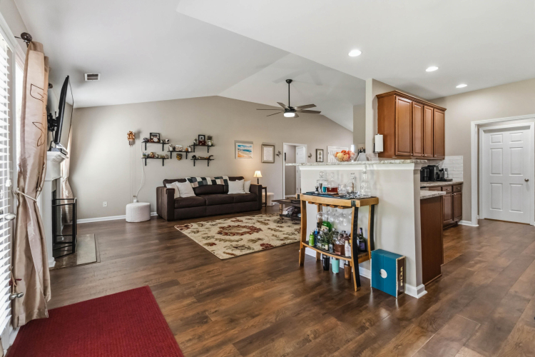 Listing Image 5