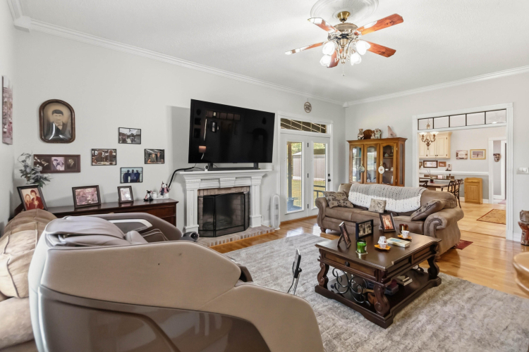 Listing Image 11