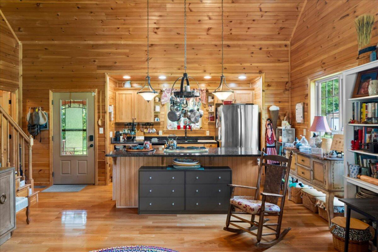 Listing Image 11