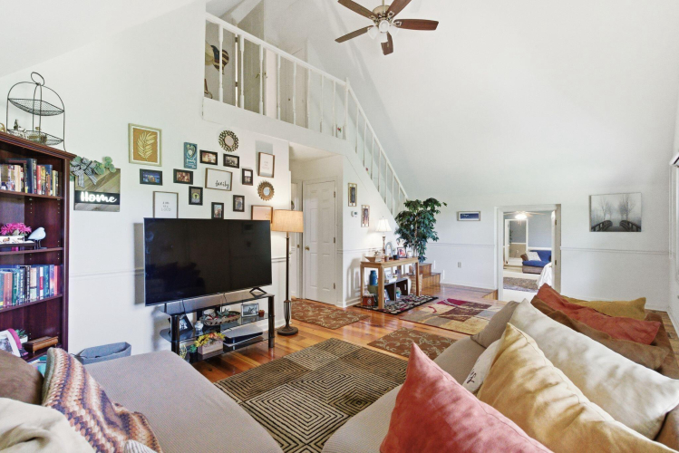 Listing Image 12