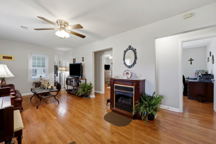 Listing Image 3