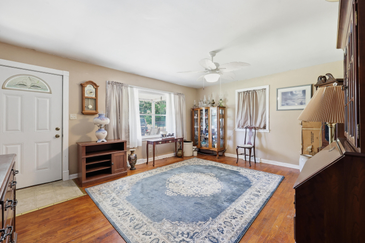 Listing Image 3