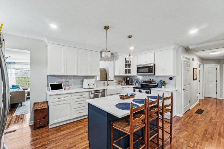 Listing Image 4