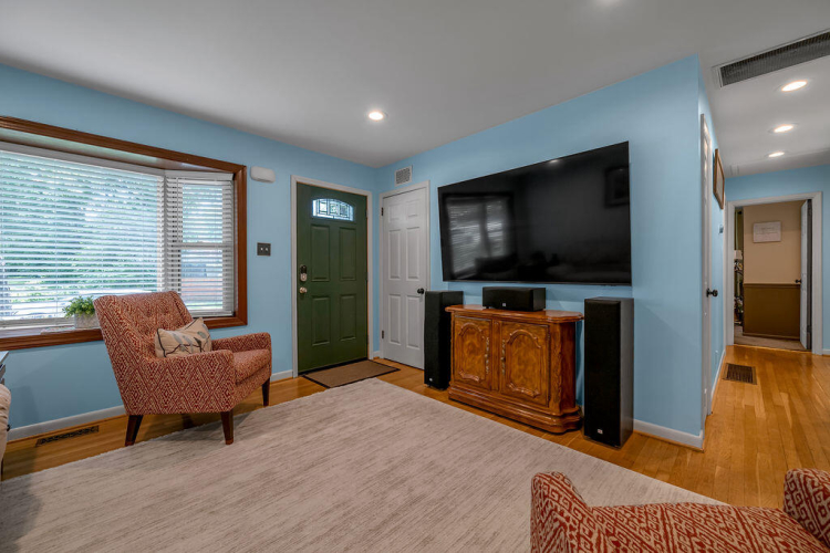 Listing Image 5