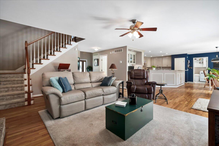 Listing Image 10