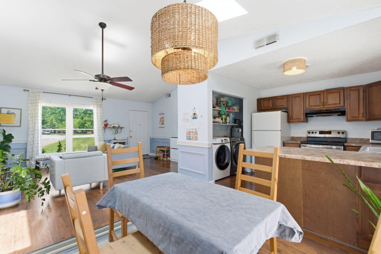 Listing Image 11