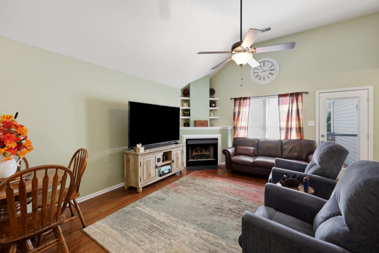 Listing Image 4