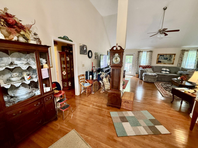 Listing Image 14