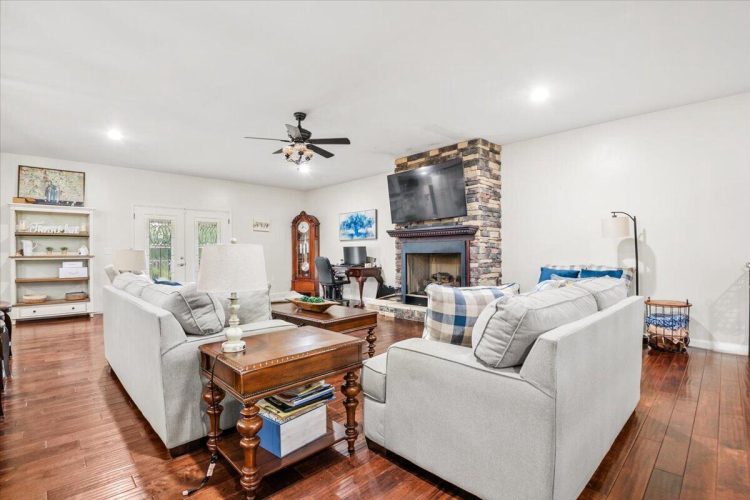 Listing Image 8