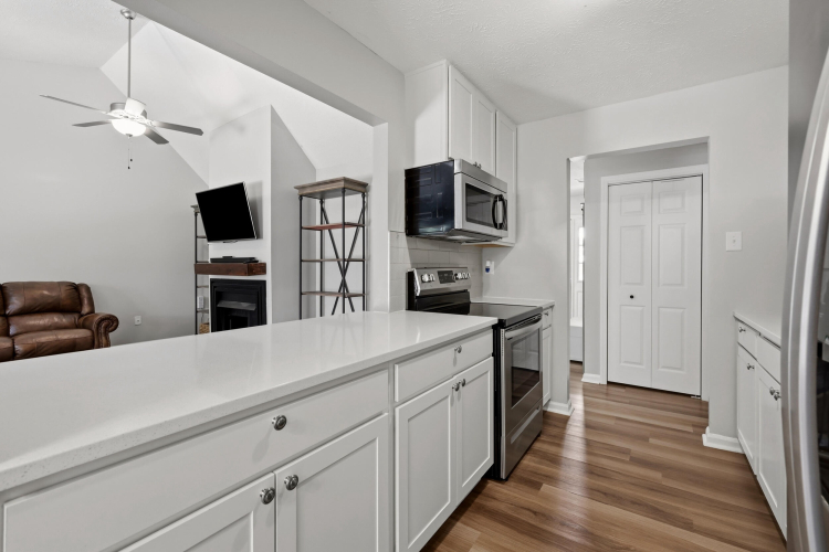 Listing Image 12
