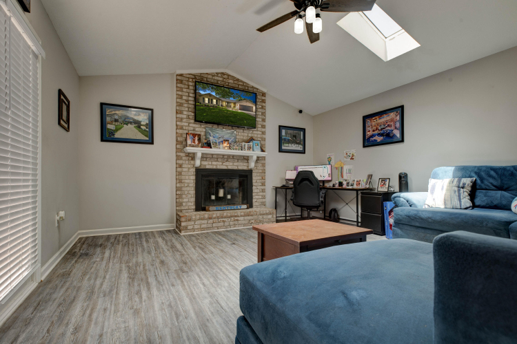 Listing Image 12