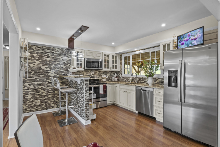 Listing Image 12