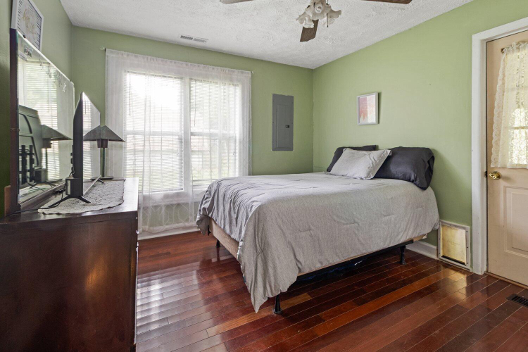 Listing Image 11