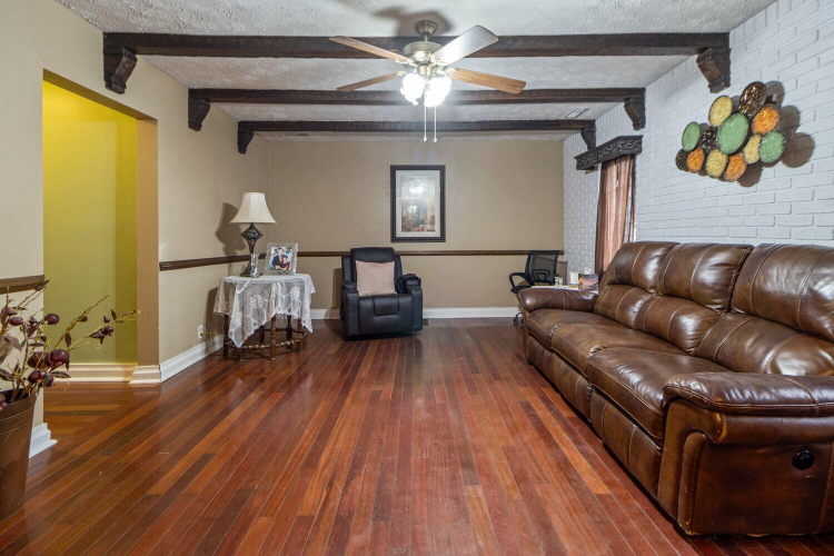 Listing Image 4