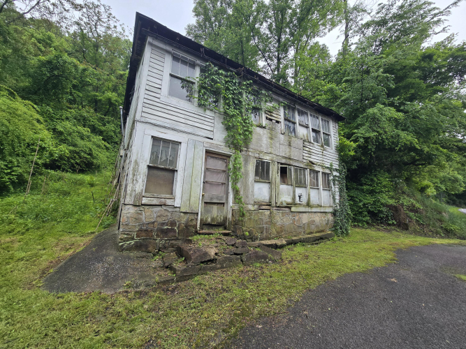 Listing Image 4