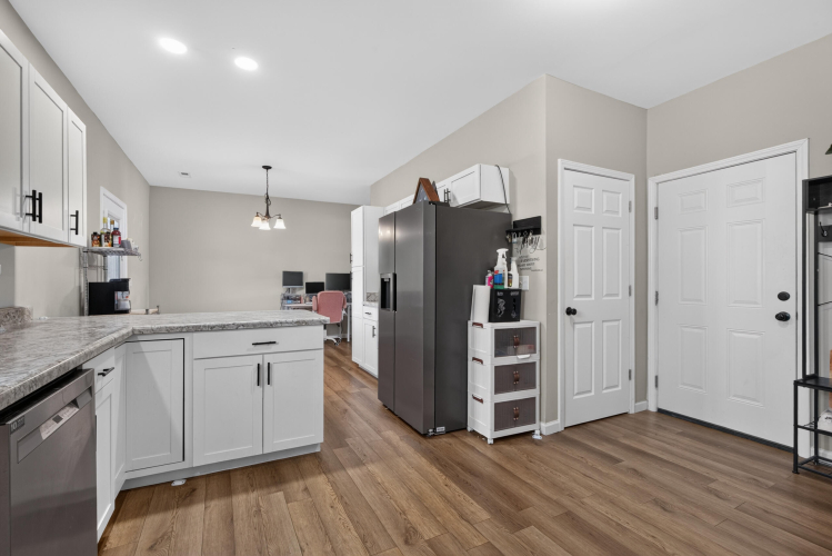 Listing Image 9