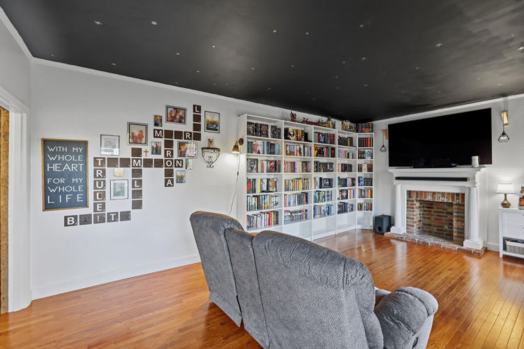 Listing Image 8