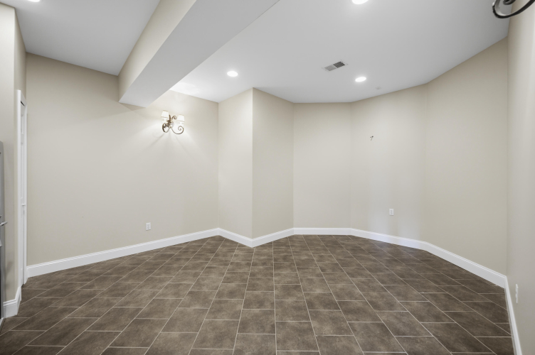 Listing Image 64