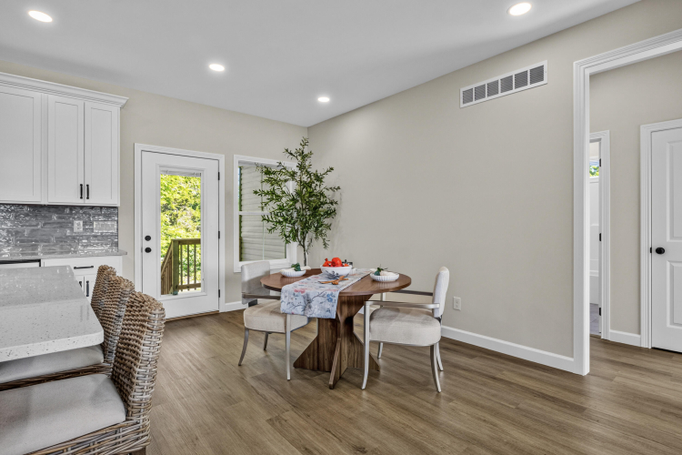 Listing Image 12
