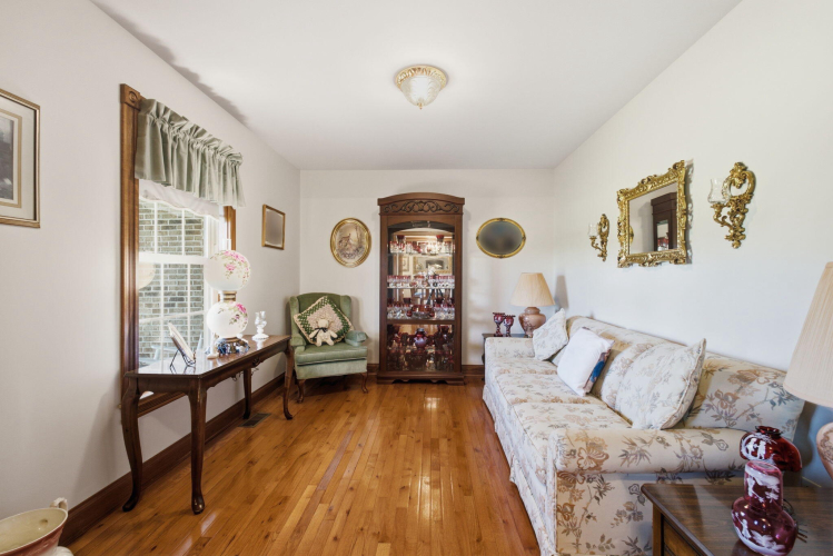 Listing Image 6