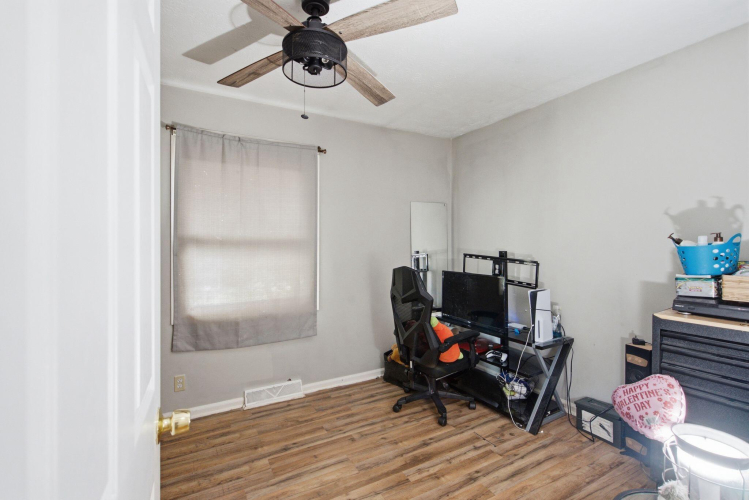 Listing Image 17
