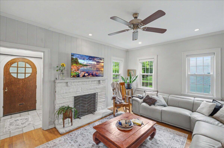 Listing Image 4