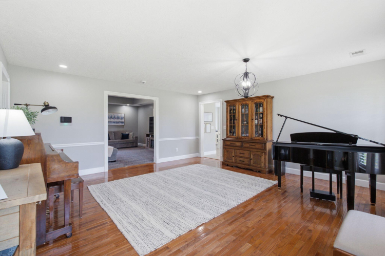 Listing Image 10