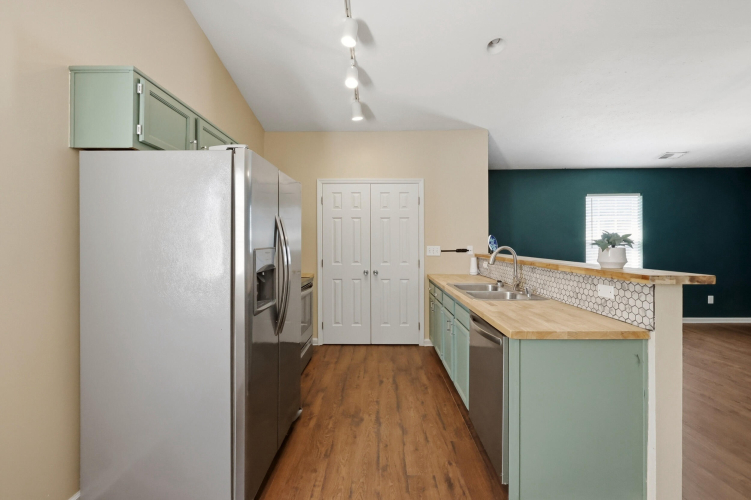 Listing Image 8