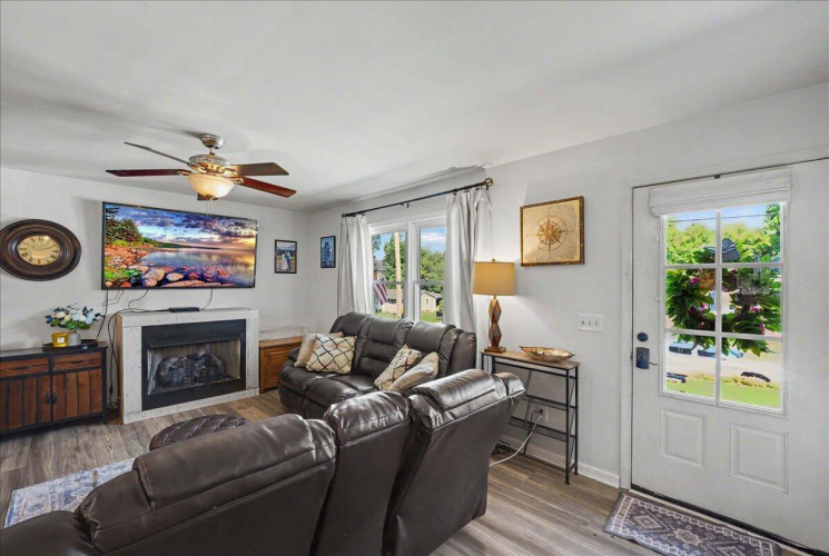 Listing Image 6