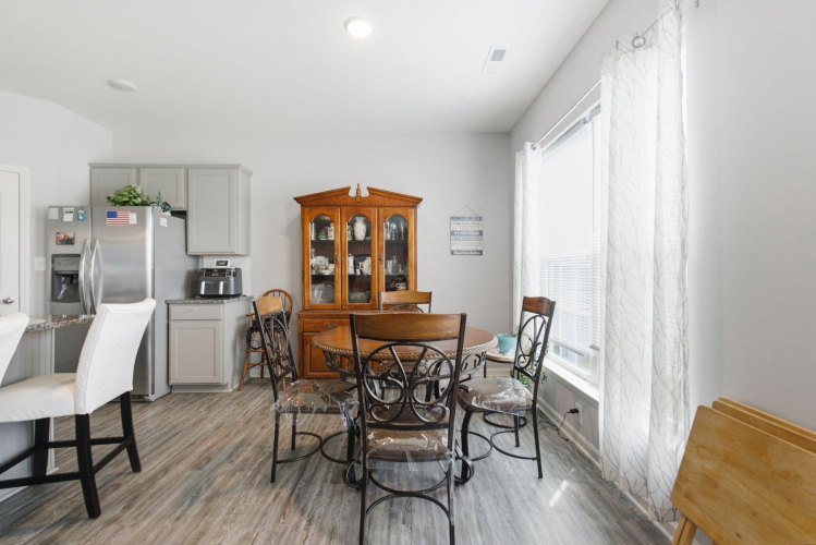 Listing Image 8