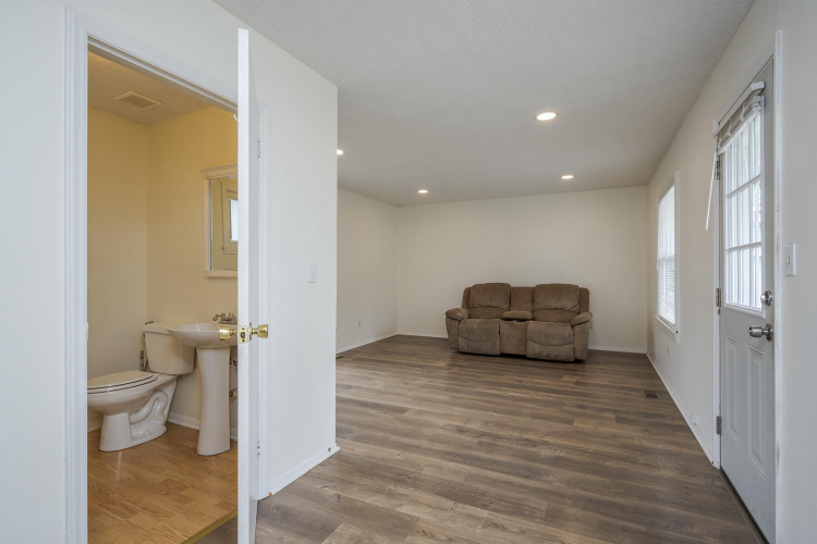 Listing Image 12
