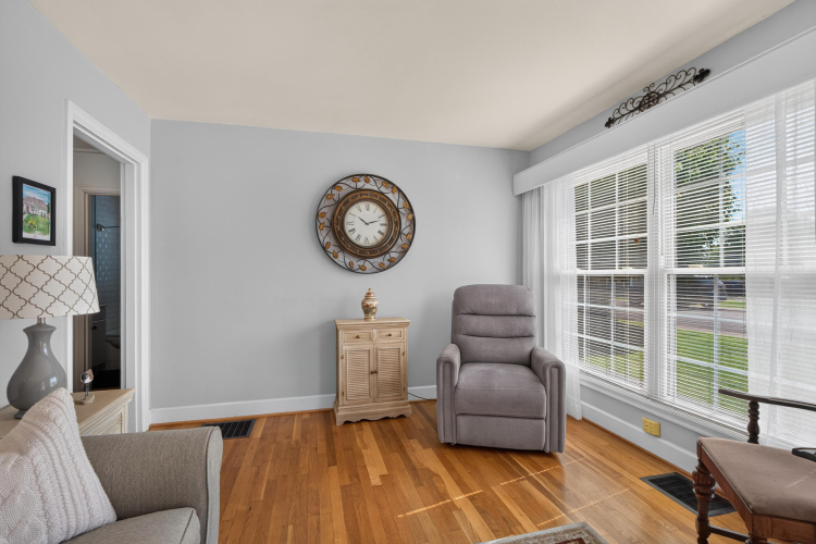 Listing Image 5