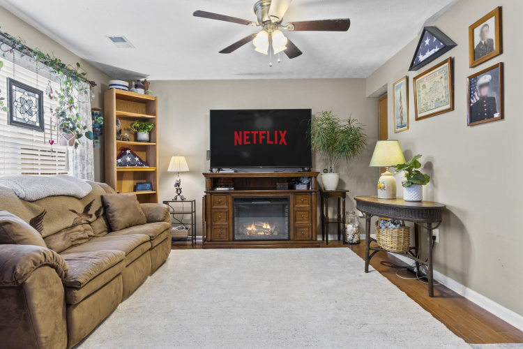 Listing Image 10