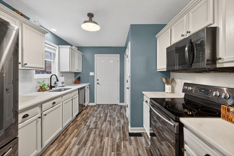 Listing Image 11