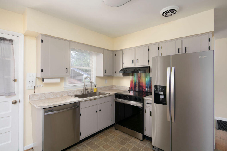 Listing Image 11
