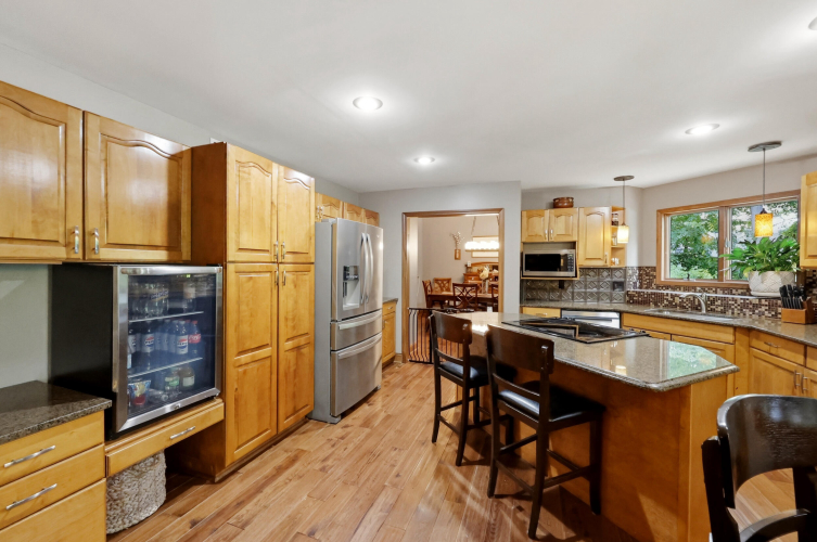 Listing Image 4